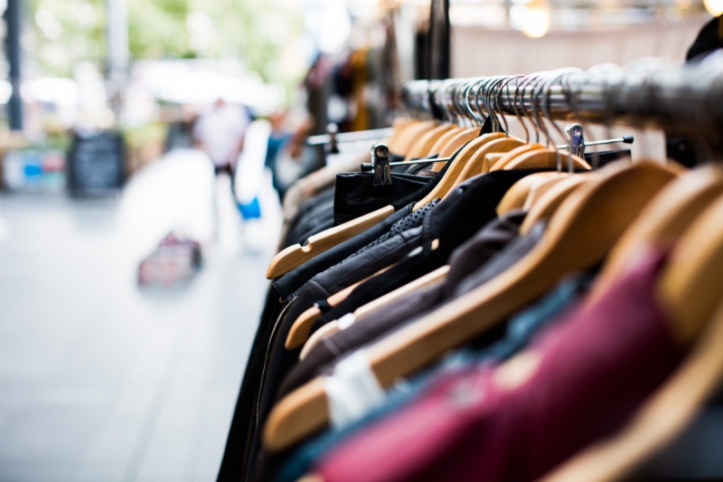 boutique-GRASSE-min_blur_close_up_focus_hanger_jacket_market_people_rack-1176303