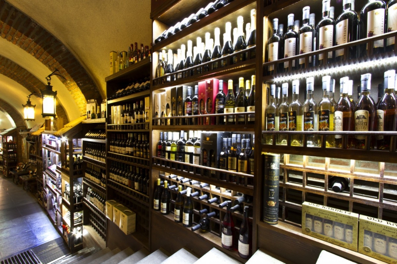 boutique-GRASSE-min_world_street_travel_shop_canon_georgia_wine_bottles-429767